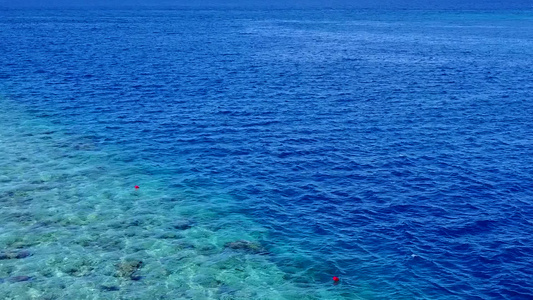 蓝水白沙背景及珊瑚礁附近白色的海浪风景全新奇特岛屿视频