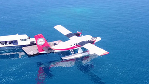 以沙巴附近的水蓝海和白沙滩背景为特色旅游海滩生活方式13秒视频