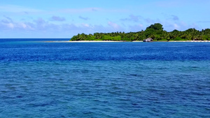 在海浪附近有清洁沙滩背景的水蓝海边旅游海滩度假景色10秒视频