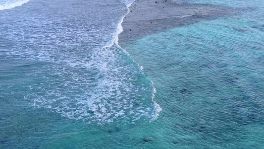 蓝色海洋和日出后清洁沙滩背景的海滩度假外观清凉海边视频