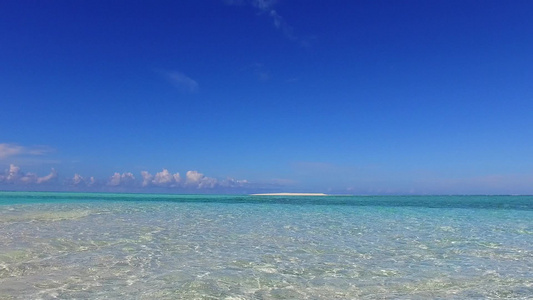 空间景象复制了天堂旅游海滩在阳光下有白色沙子背景的视频