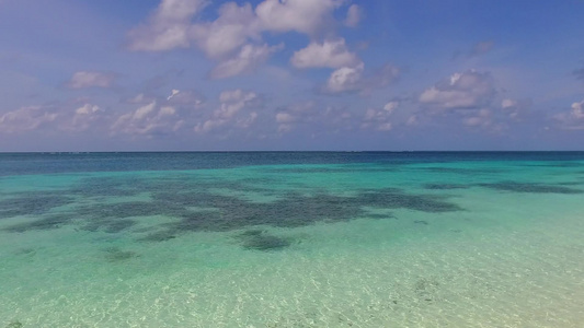 蓝色的环礁湖和接近冲浪的白沙底背景完美海湾海滩假日视频