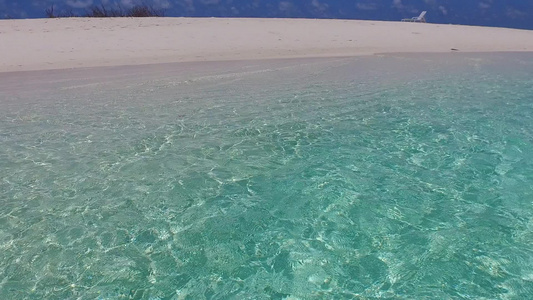 绿松石环礁湖在度假胜地附近的白沙背景下游海滨之旅视频