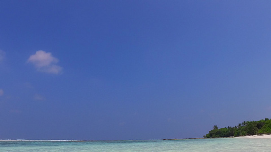 美丽的海岸线海滩度假的白天性质由浅水和靠近波浪的白沙视频