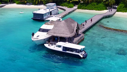 靠近波浪的白色沙滩背景的水蓝色海洋放松旅游海滩之旅视频