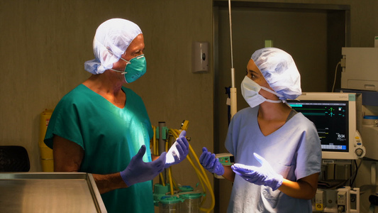 手术室的外科医生和护士视频