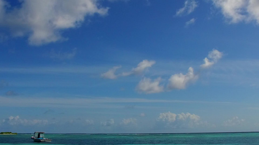 海洋海景海滩旅行的广角景观由蓝海和靠近波浪的白色沙滩视频