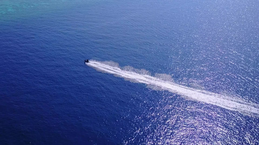 日出后白沙背景浅海田园诗般的泻湖海滩之旅的浪漫摘要视频