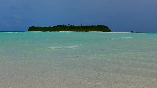 度假村附近绿松石海洋和白沙背景复制宁静海岸海滩航行视频