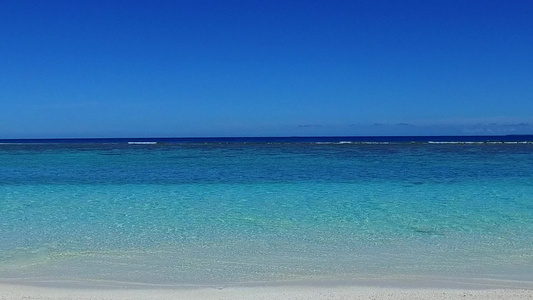 海滨海滩航程的宽角全景由绿海和靠近度假胜地的白沙底视频