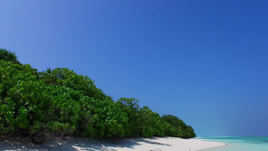 蓝海和冲浪附近的白沙背景的海洋环礁湖海滩生活方式阳光视频