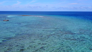 日出后蓝绿水和白沙本背景的热带海湾海滩假日风景清空10秒视频