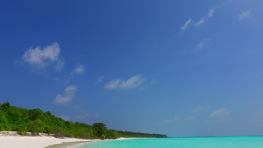 蓝海和靠近珊瑚礁的白沙背景下的海滩度假自然空旷的天堂视频