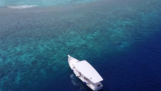 沙洲附近白色沙滩背景的蓝色泻湖美丽旅游海滩生活方式视频