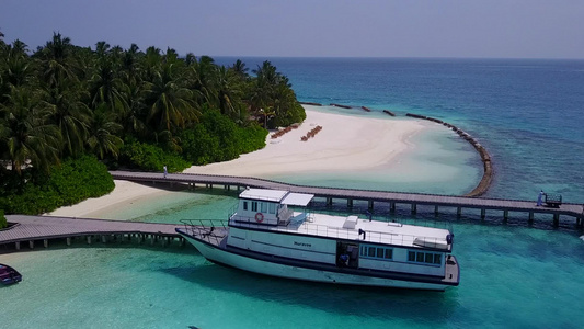 黄绿海和棕榈附近白沙背景的豪华海湾海滩度假旅行近棕榈视频