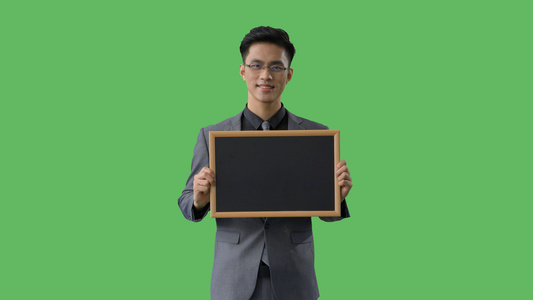 4k绿幕合成抠像戴眼镜的商务男性展示黑板形象视频
