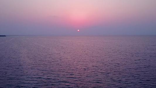 阳光晴朗的豪华岛屿海滩旅行沿蓝海航行棕榈附近有白色视频