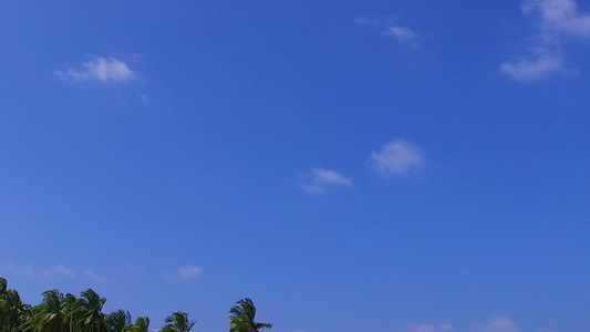 复制沙洲附近白沙背景蓝水休闲旅游海滩航行的空间质感视频