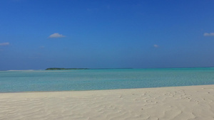 海洋环礁湖海滩航经浅海和冲浪附近浅沙地背景的太空景象12秒视频