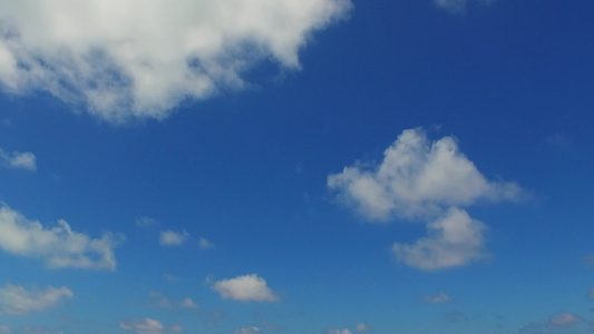 以日落前的蓝环礁湖和白沙背景沿蓝色环礁和白色沙滩航行视频