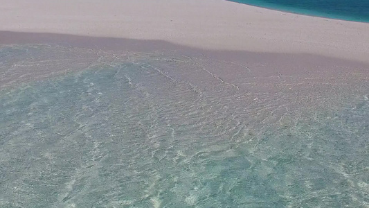 以蓝水打破海滩在珊瑚礁附近有白色沙子背景的蓝水中断裂视频