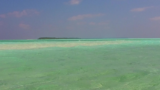 透明的海水和白沙滩岛屿视频