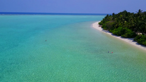 靠近礁石的蓝海和白沙背景16秒视频