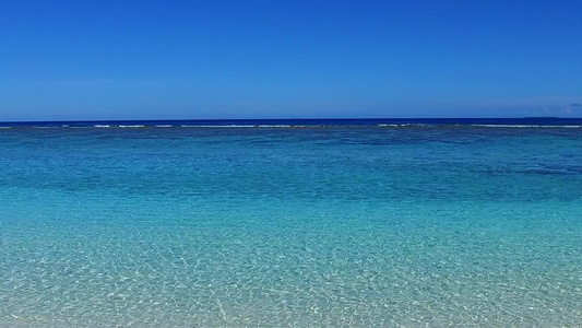 以蓝海为航程在沙巴附近有白色沙子背景的蓝海航行的天堂视频