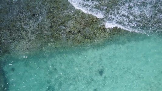 美丽的海景海滩度假的阳光旅行在海浪附近有白沙背景的视频