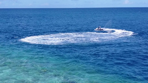 以蓝海和在海浪附近清洁沙滩背景打破的海底海岸海滩宽角10秒视频