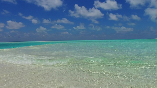 沙巴附近浅水和白沙底背景的浅水出海旅行在沙巴附近视频