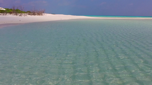 日出后由绿绿海和白沙背景航行的海滨海滩航程的海洋温暖视频