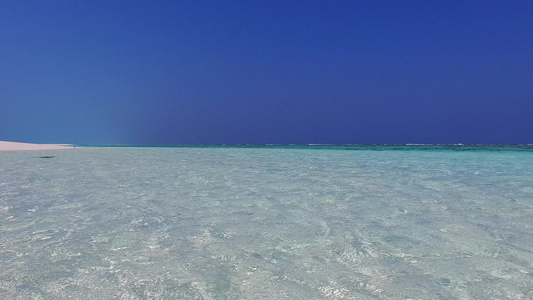 蓝海和沙洲附近白沙背景的异国度假海滩生活方式的浪漫视频