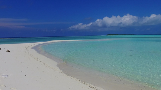 棕榈附近具有清洁沙土背景的绿松石环礁湖在热带旅游海滩视频