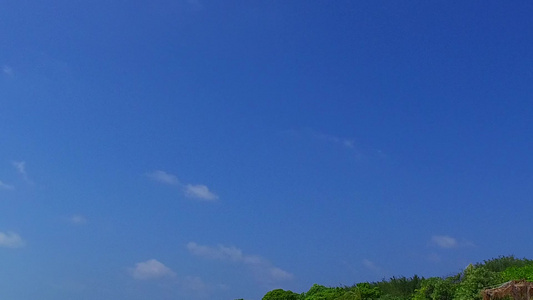 沙巴附近有白色沙子背景的水蓝水在阳光晴朗的宁静环礁视频