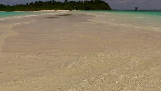 阳光明媚的热带海湾海滩在日出后因绿绿海和清洁沙滩背景视频