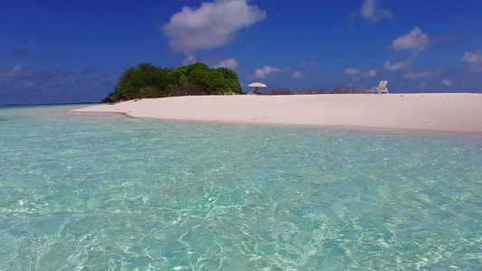 蓝色泻湖和沙洲附近白色沙滩背景的异国情调泻湖海滩之旅视频