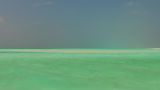 浅环礁湖和靠近度假胜地的白沙背景下的海滩生活方式海洋视频
