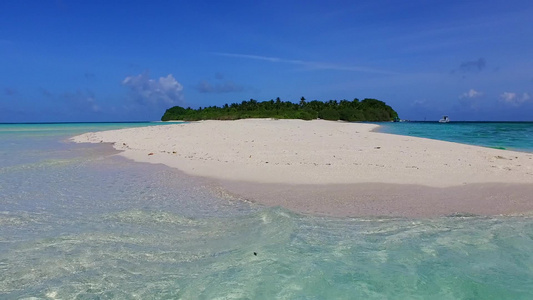 日落前蓝水和白沙背景的海上度假度假度假胜地海滩出海视频