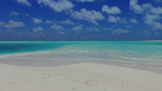 礁石附近白沙背景的蓝绿水复制异国海岸海滩度假的太空视频