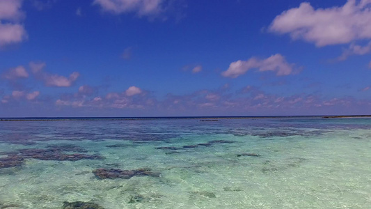 海洋环礁湖海滩度假的夏季海景浅海和阳光下的清洁沙滩视频