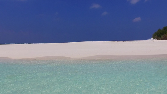 海上旅游海滩因冲浪附近的清海和白沙沙滩背景而中断的视频