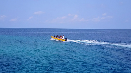 阳光下白沙背景蓝海异国海岸线海滩之旅的空荡荡视频