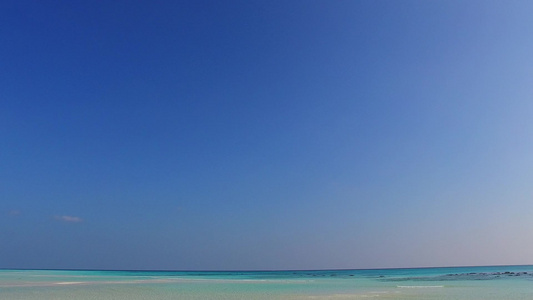 热带度假胜地海滩野生生物的浪漫风景沿蓝海进行在沙巴视频