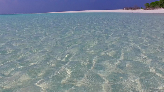 深蓝色海和日落前白沙背景的海滨海滩之大宽角风景图景视频