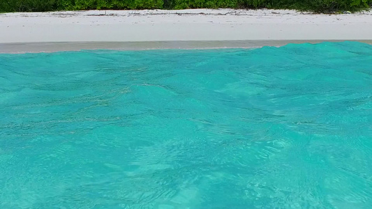 阳光明媚的天堂环礁湖海滩旅行由蓝海航行近度假村附近视频