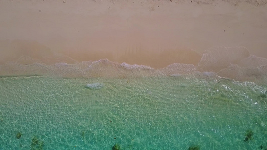 蓝色海洋和靠近珊瑚礁的浅沙背景热带海岸线海岸海滩时间视频