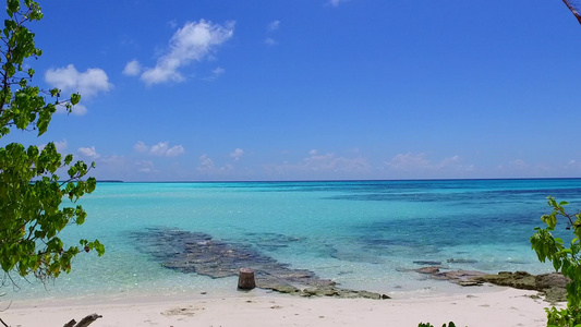 在沙滩附近的蓝海和白沙背景下放松旅游海滩探险的海上视频