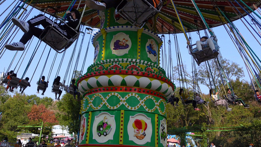城市景区娱乐休闲亲子儿童乐园的旋转木马4k素材视频