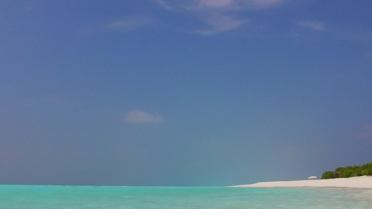 沙洲附近白沙背景蓝绿海海洋旅游海滩航行的白天性质视频